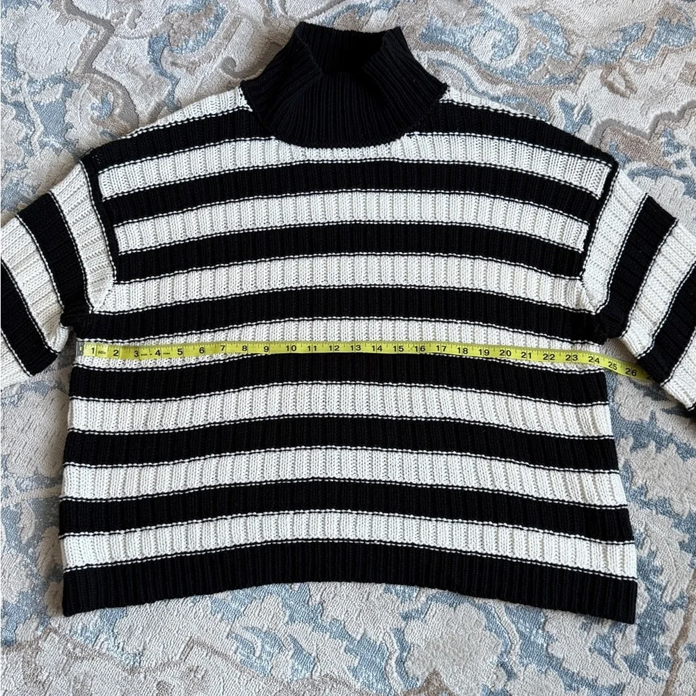Cool and classy Vince Camuto black and White knit chunky, cropped sweater XL